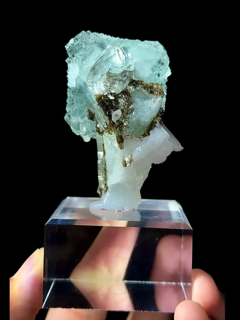 Natural Stepped Blue Fluorite and Crystal Coexist comes from Yaogangxian,Hunan 35*40*60MM - image 3