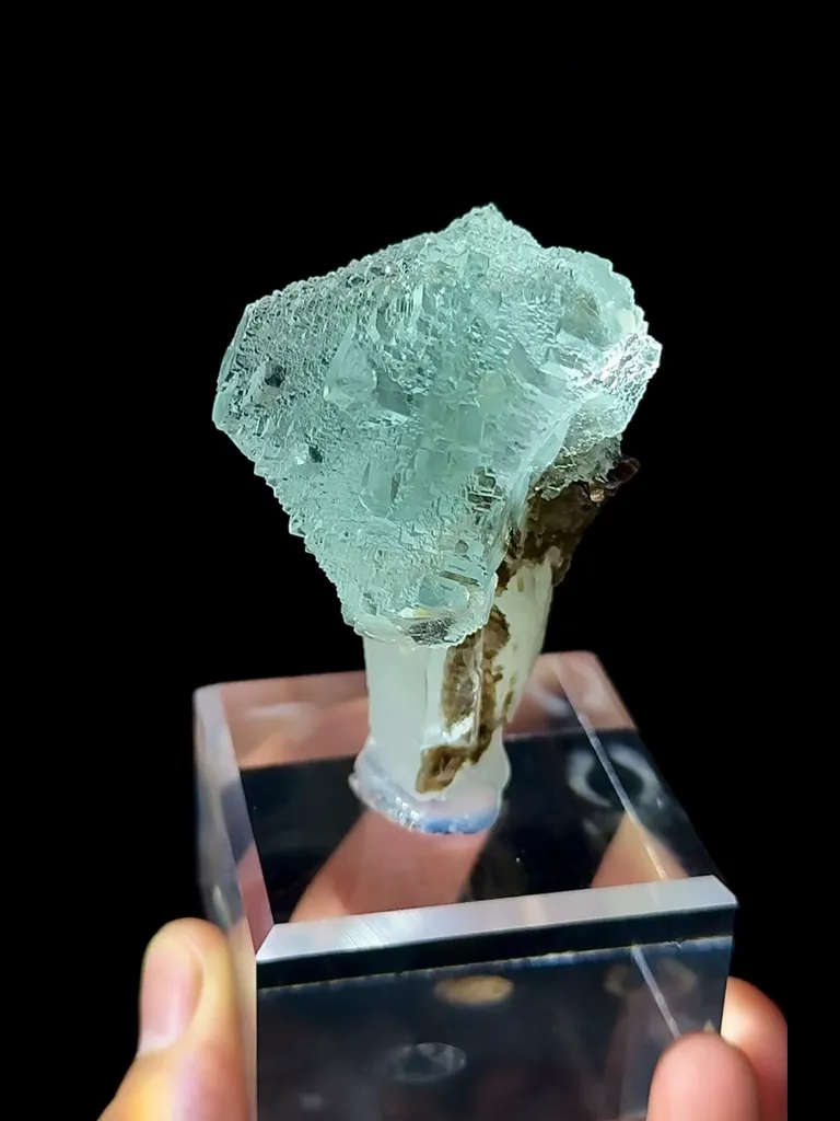 Natural Stepped Blue Fluorite and Crystal Coexist comes from Yaogangxian,Hunan 35*40*60MM - image 2