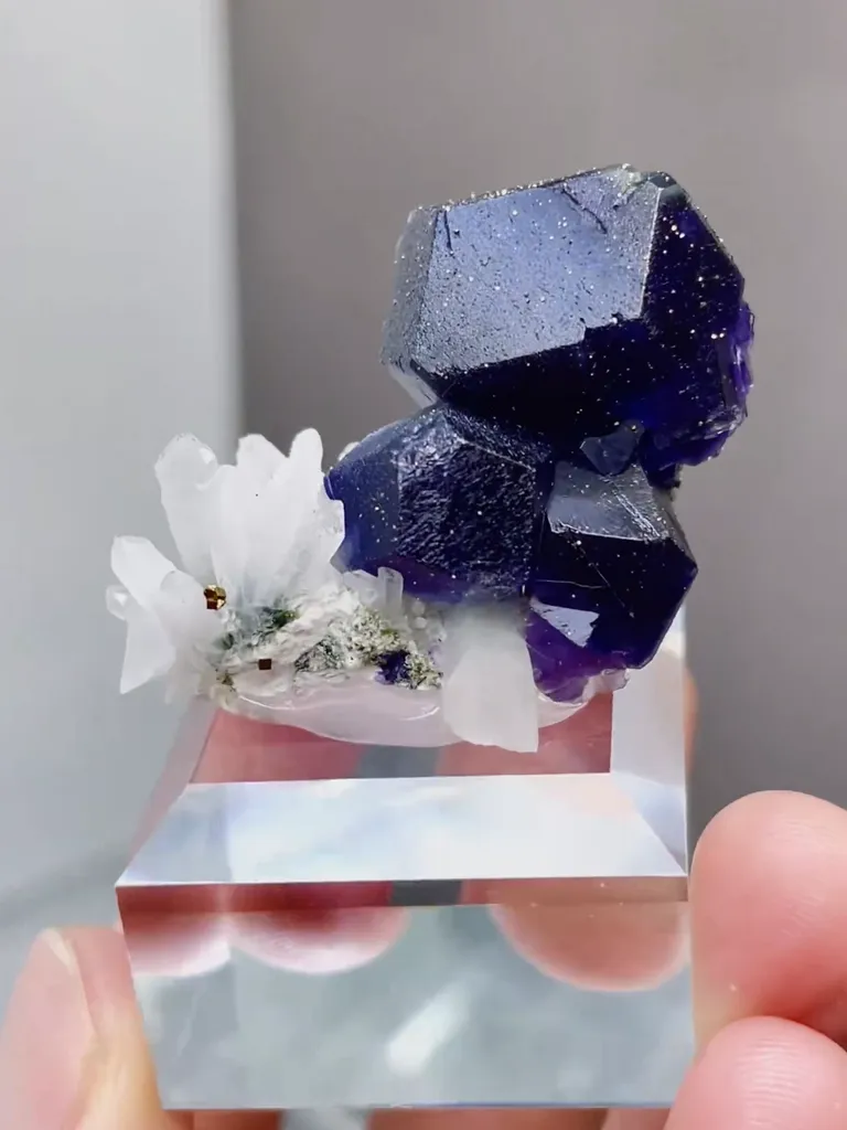Natural Tanzanite Fluorite and Quartz coexist comes from Fujian,China 35*25*20MM - image 6