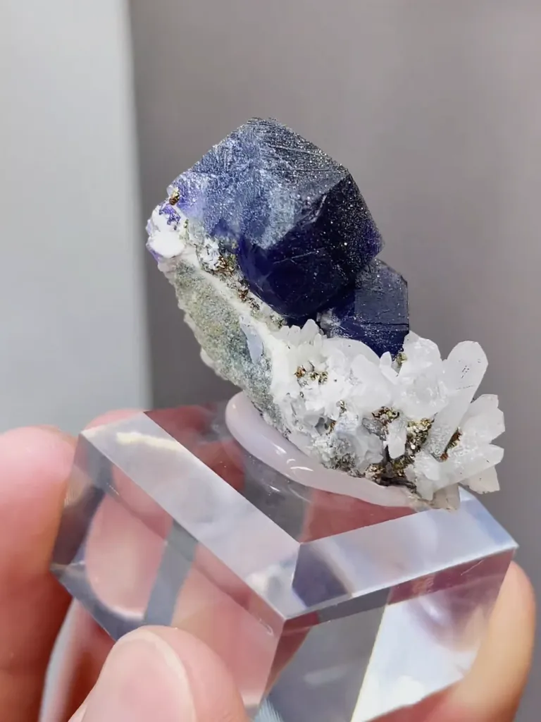 Natural Tanzanite Fluorite and Quartz coexist comes from Fujian,China 35*25*20MM - image 5