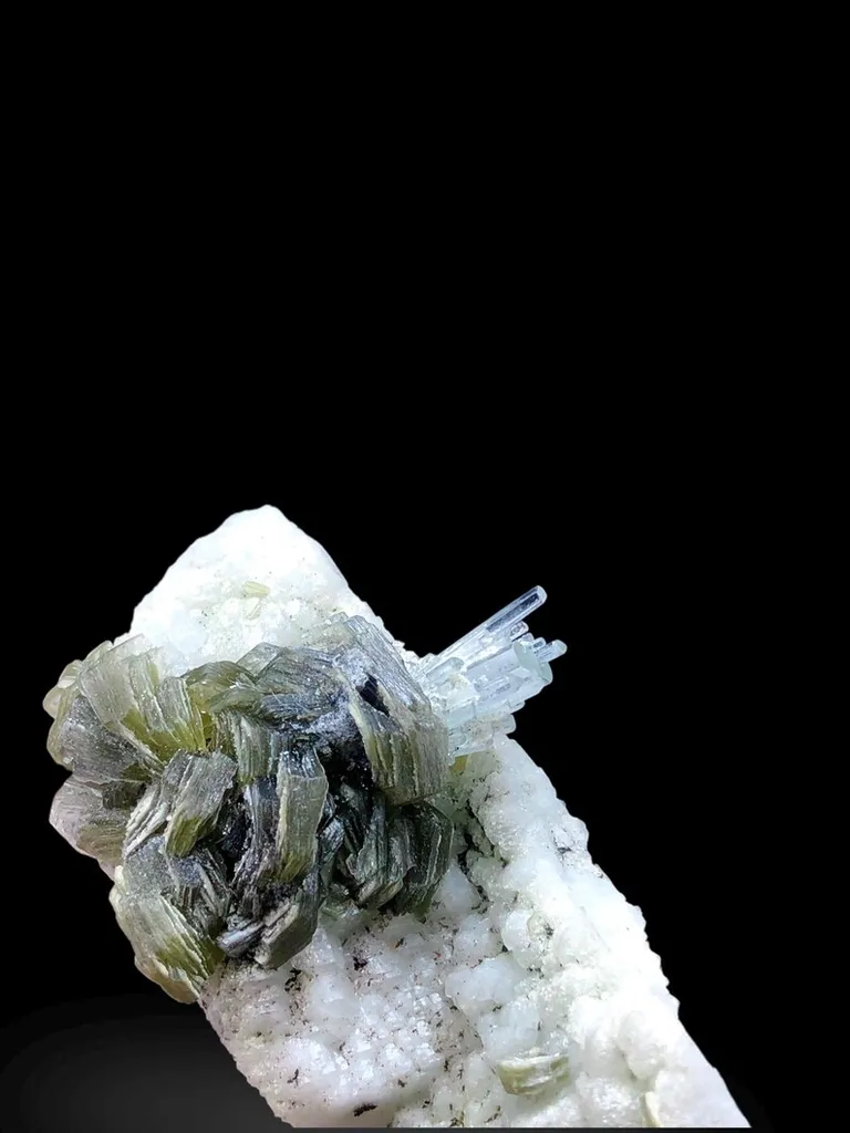 Natural Terminated Blue Aquamarine Bunch With Mica And Feldspar, Aquamarine Specimen, Raw Aquamarine, Minerals Specimen From Nagar - 38 gm - image 3