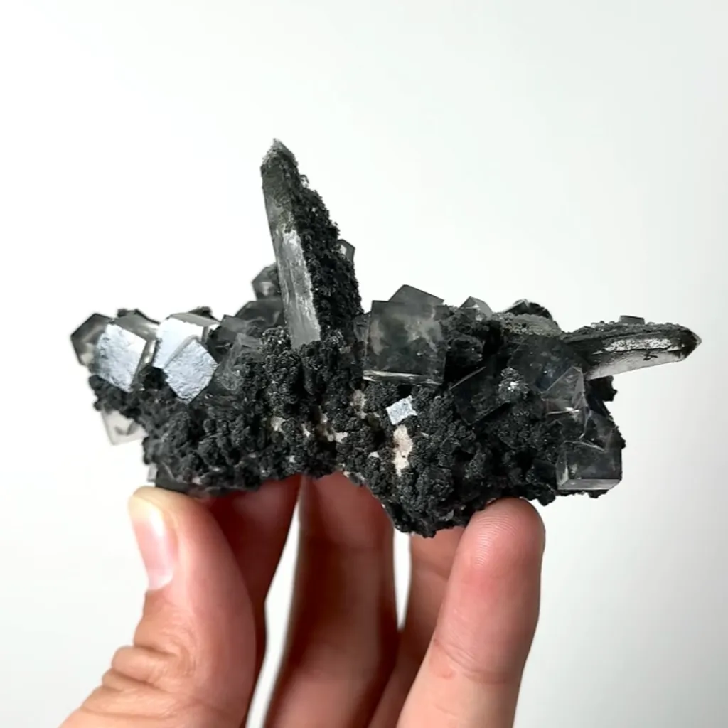 Natural Transparent Cubic Fluorite and Quartz, Mineral Specimen:Yaogangxian,Hunan (95*40*35MM) - image 2