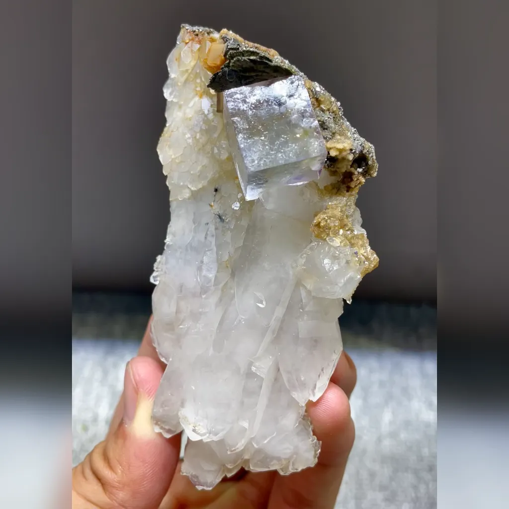 Natural Transparent Cubic Fluorite and Quartz Symbiosis comes from Yaogangxian,Hunan 50*25*100MM image