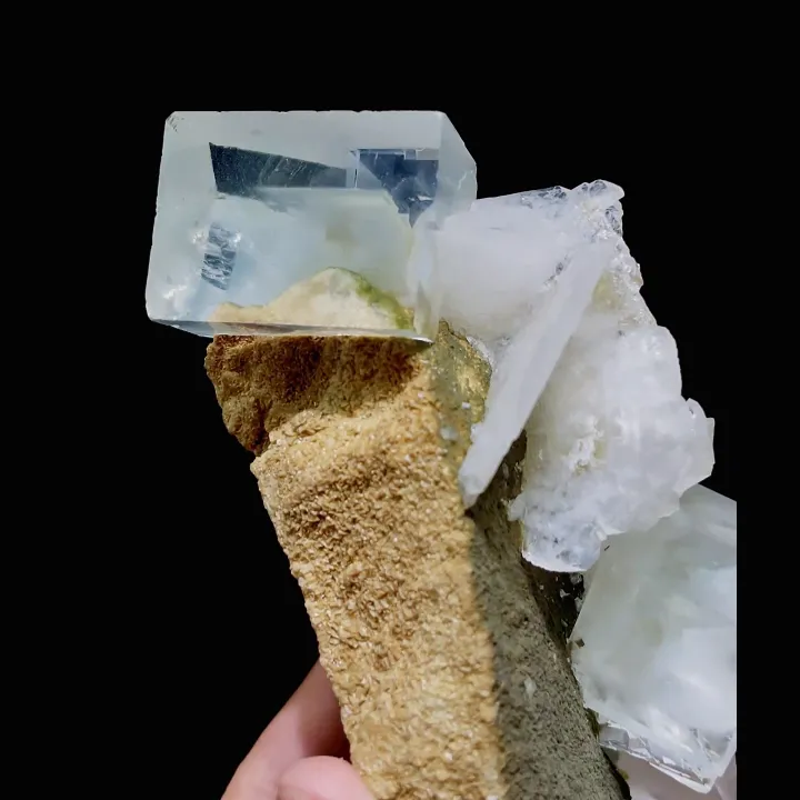 Natural Transparent Cubic Fluorite & Calcite, Mineral Specimen: Xianghualing,Hunan (70*130*55mm) image