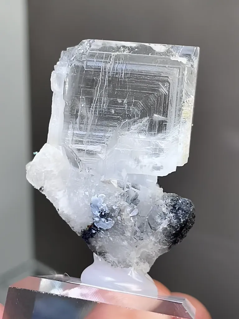 Natural Transparent Cubic Fluorite comes from Xianghualing,Hunan 25*25*40MM - image 5