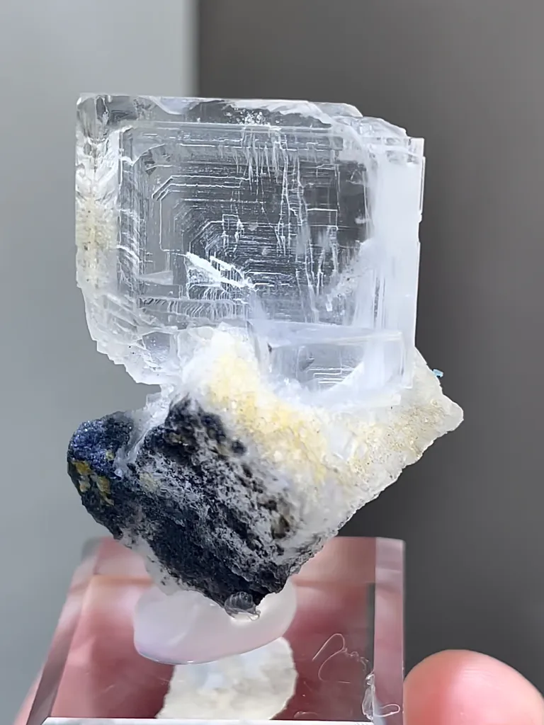 Natural Transparent Cubic Fluorite comes from Xianghualing,Hunan 25*25*40MM - image 2