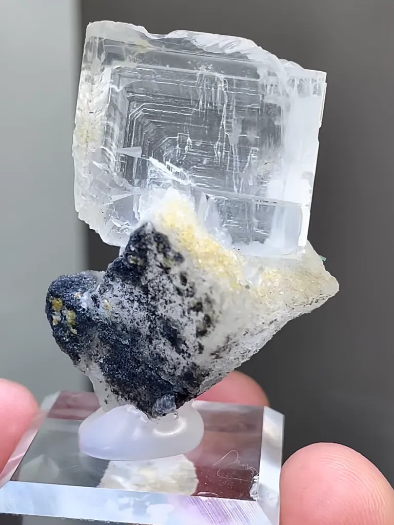 Natural Transparent Cubic Fluorite comes from Xianghualing,Hunan 25*25*40MM - image 4