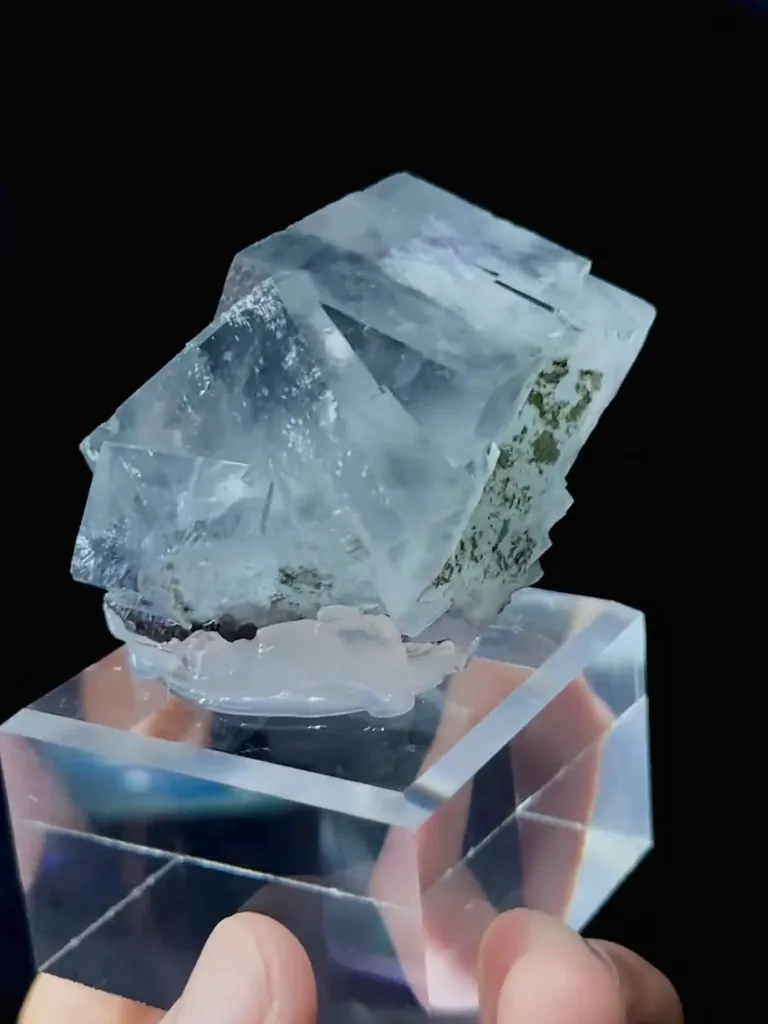 Natural Transparent Cubic Fluorite comes from Yaogangxian,Hunan 50*40*45MM - image 4