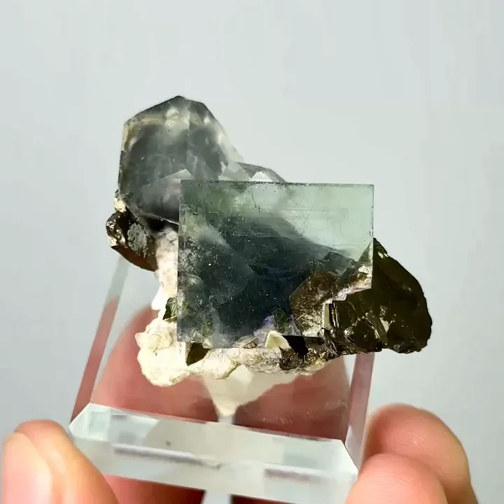 Natural Transparent Cubic Fluorite,Mineral Specimen :Xianghualing,Hunan(30*25*15mm) - image 2