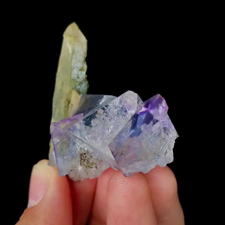 Natural Transparent Octahedral Fluorite and Quartz, Mineral Specimen: Inner Mongolia,China (45*50*25MM) image