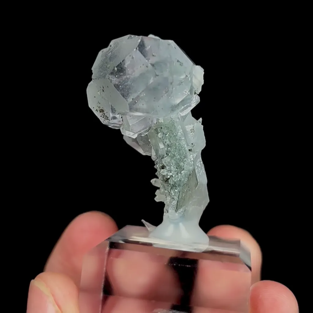 Natural White Transparent Fluorite and Quartz Tower, Mineral Specimen:Yaogangxian,Hunan (25*20*40MM) image