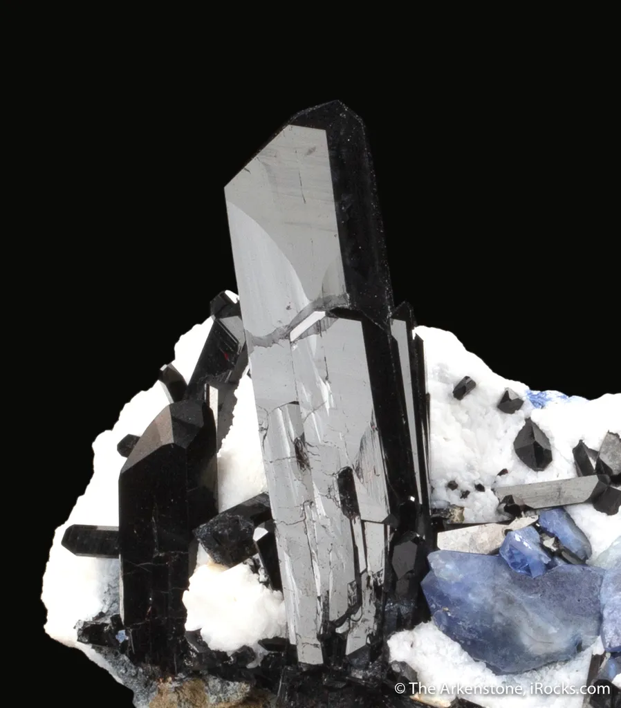 Neptunite, Benitoite on Natrolite image