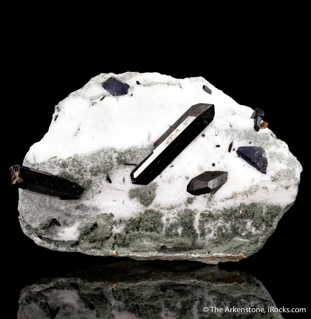 Neptunite, Joaquinite, Benitoite image