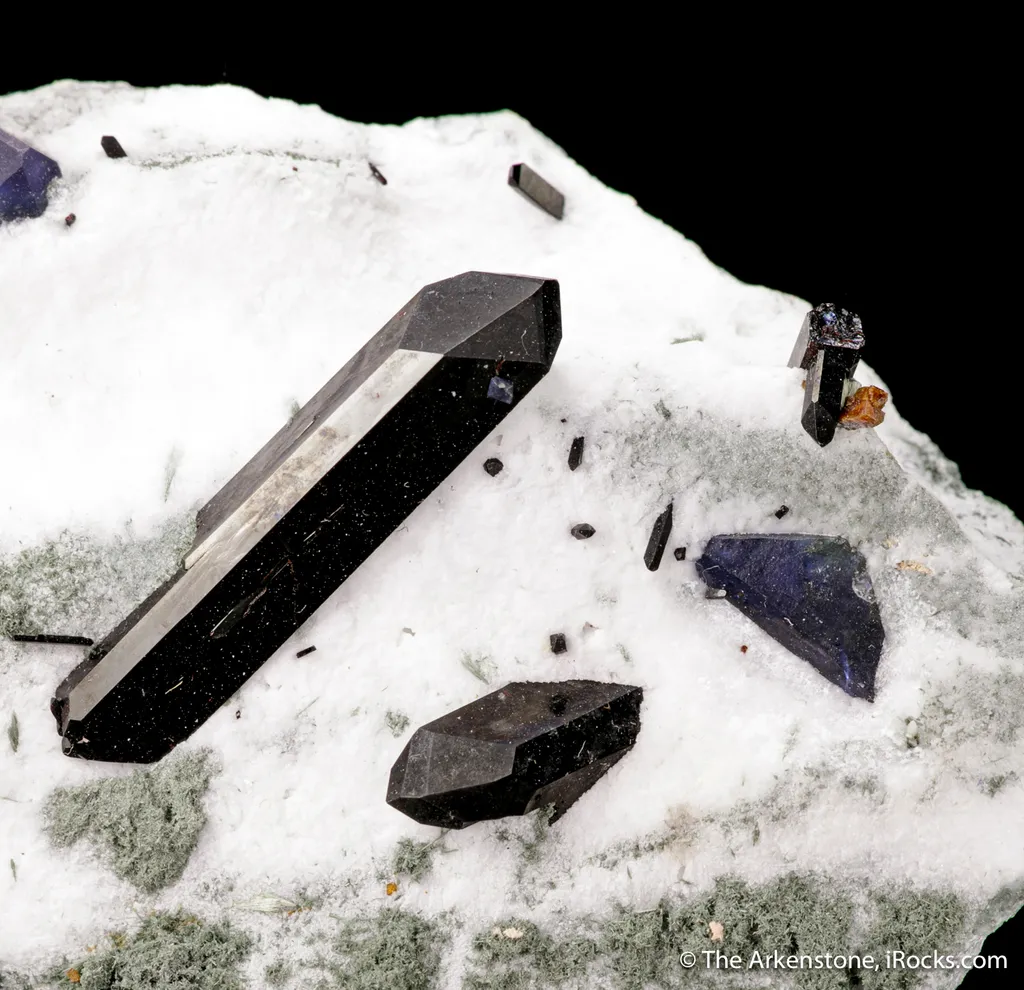 Neptunite, Joaquinite, Benitoite - image 3
