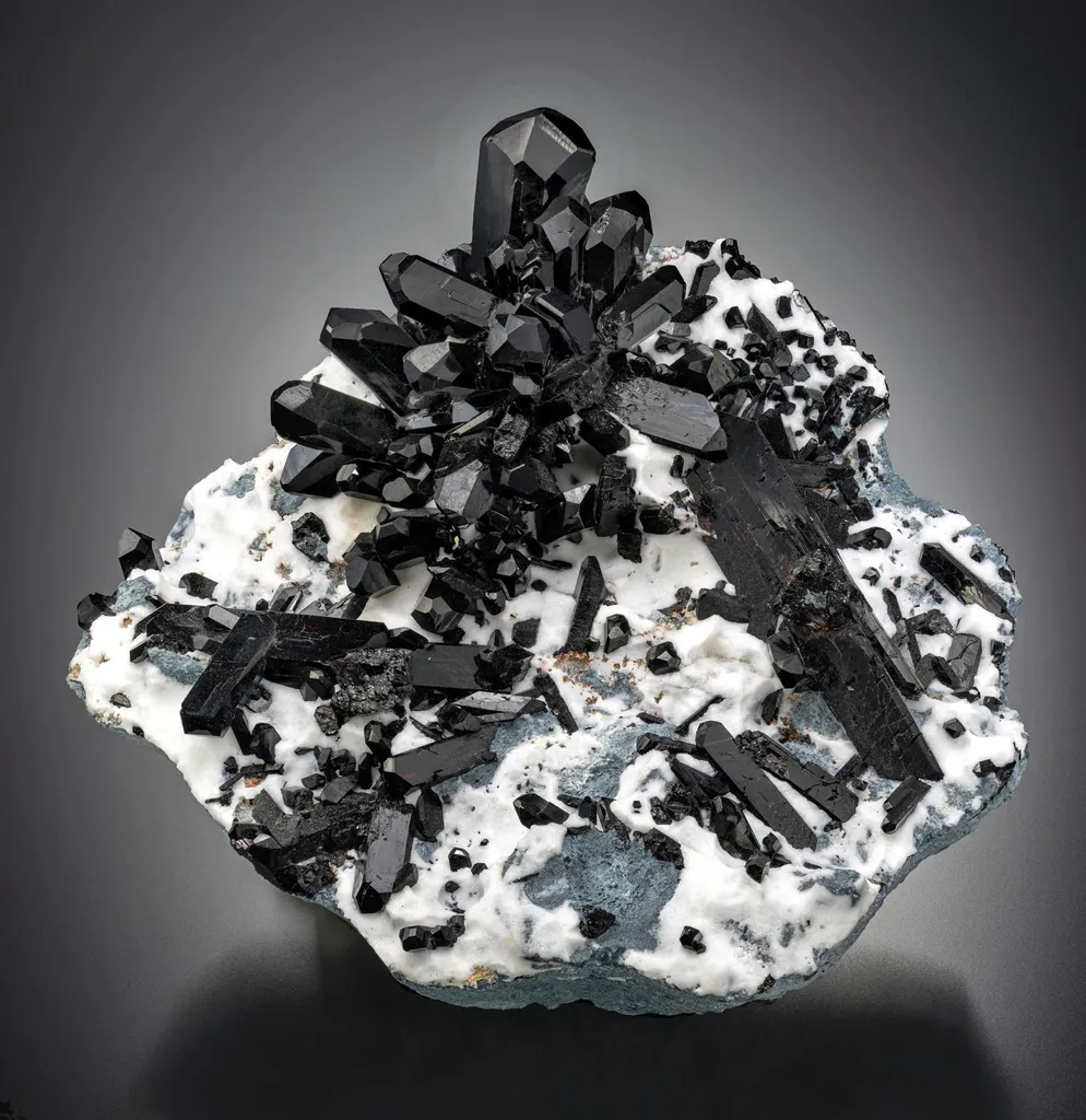 Neptunite, Natrolite image