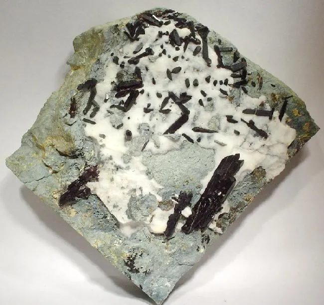 Neptunite, Natrolite image