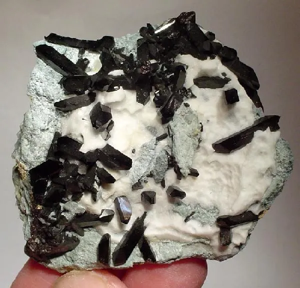 Neptunite, Natrolite image
