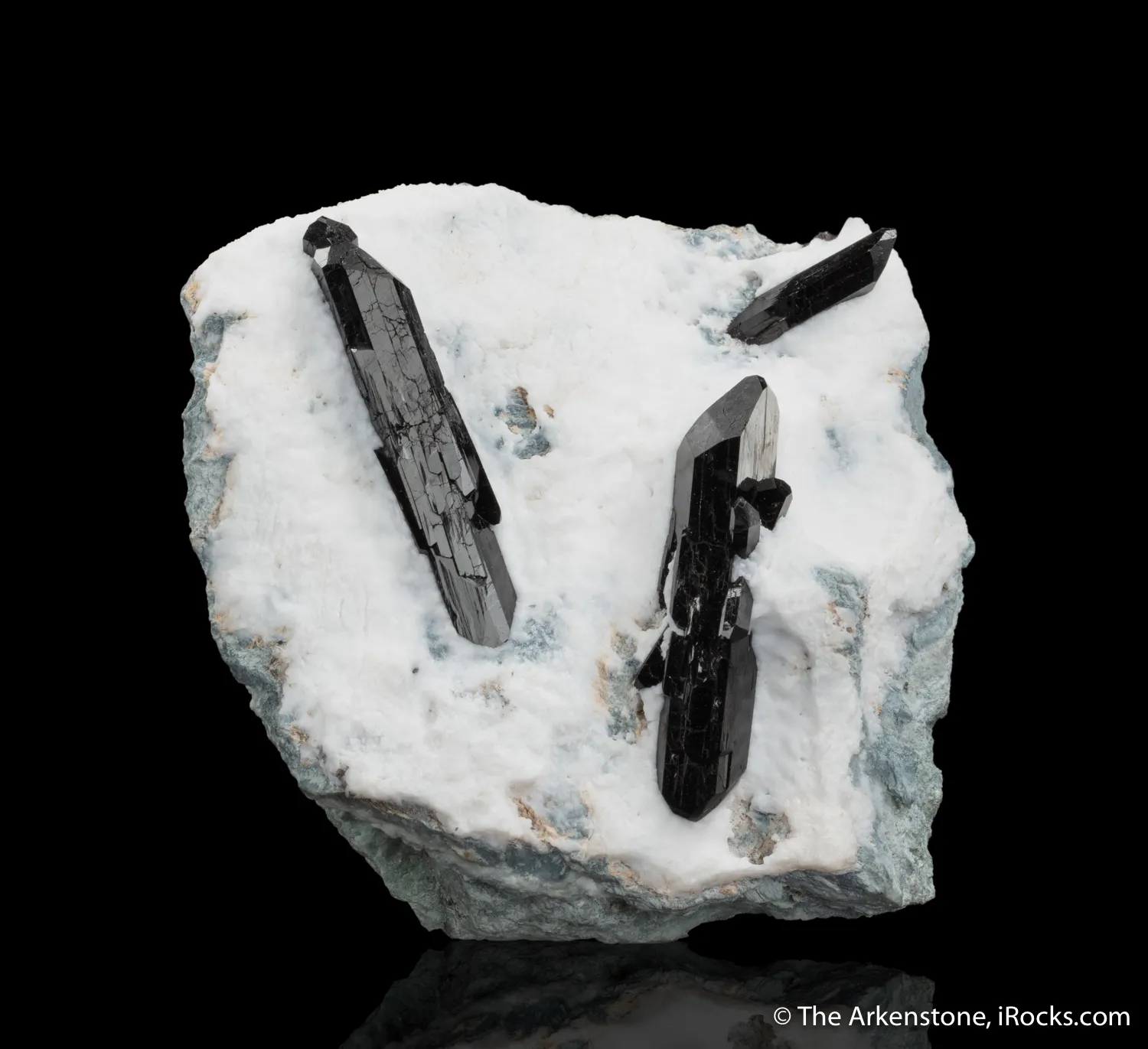 Neptunite on Natrolite - image 3