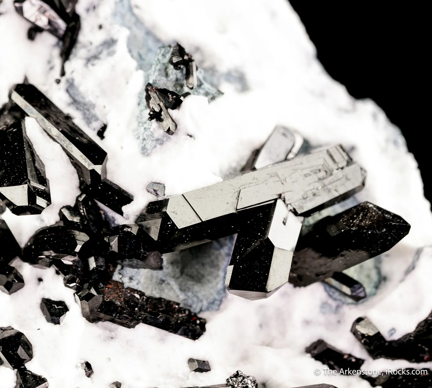 Neptunite on Natrolite - image 6