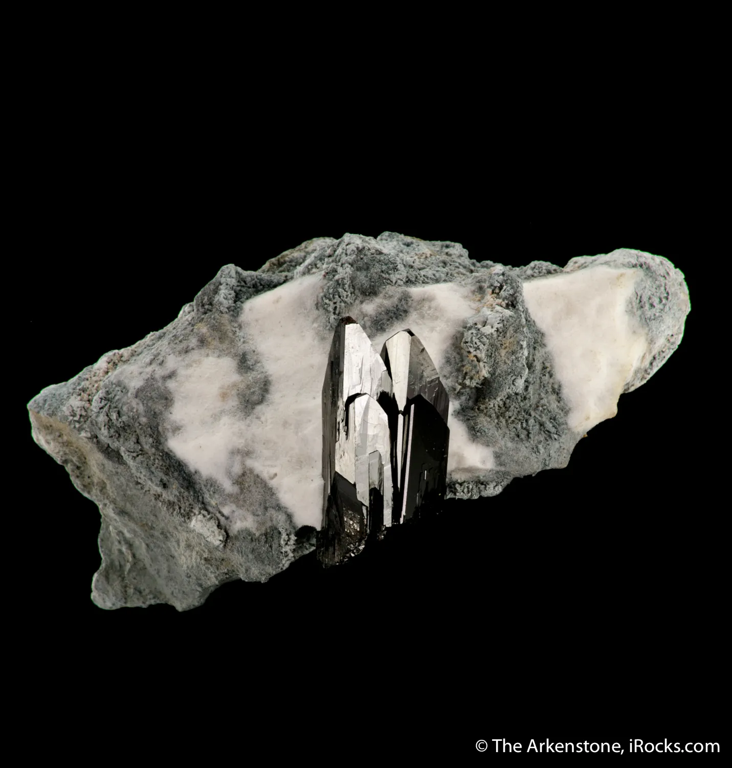 Neptunite on Natrolite - image 4