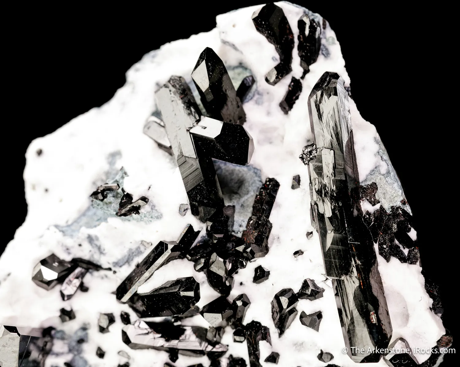 Neptunite on Natrolite - image 5