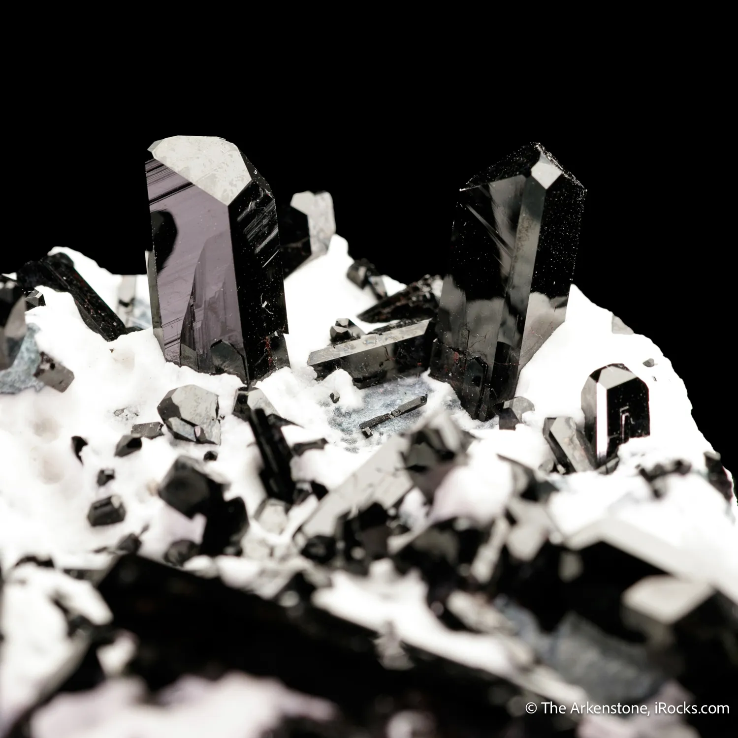 Neptunite on Natrolite - image 7