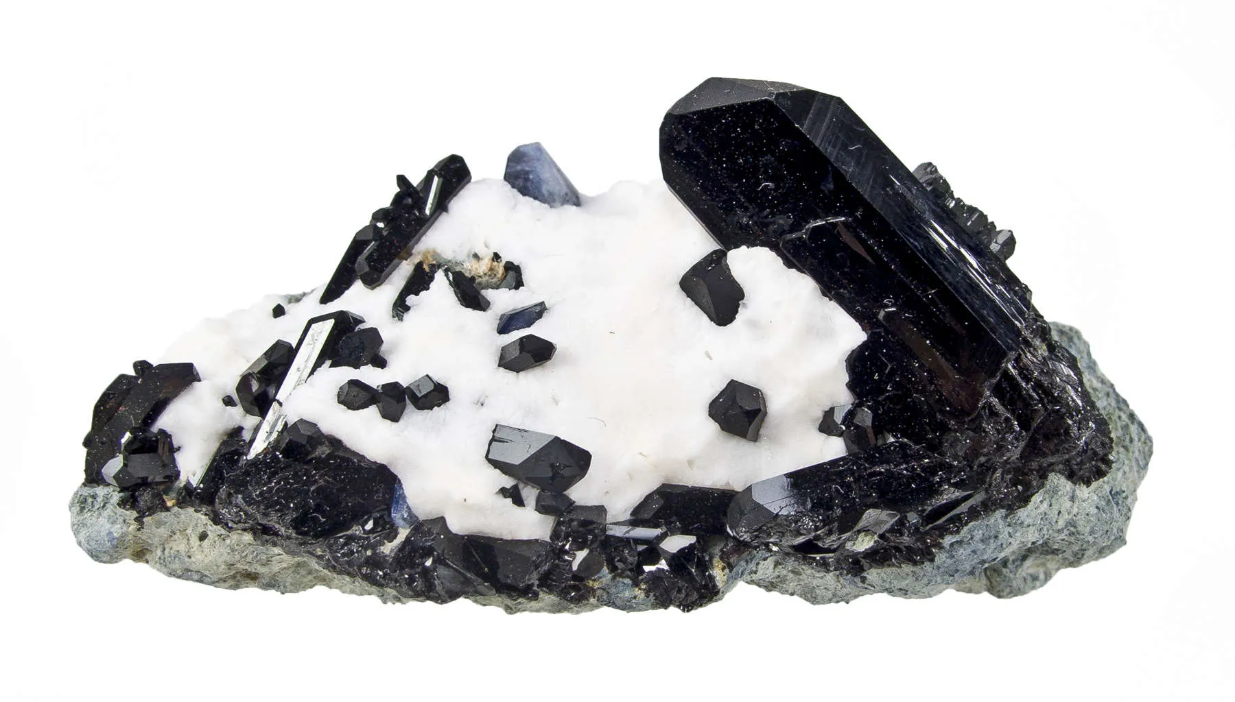 Neptunite on Natrolite - image 3