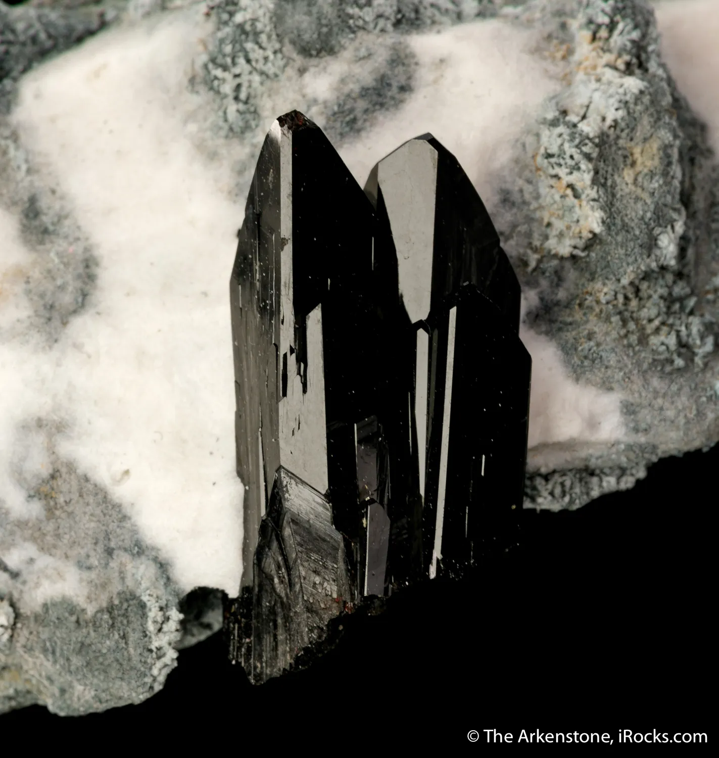 Neptunite on Natrolite - image 5