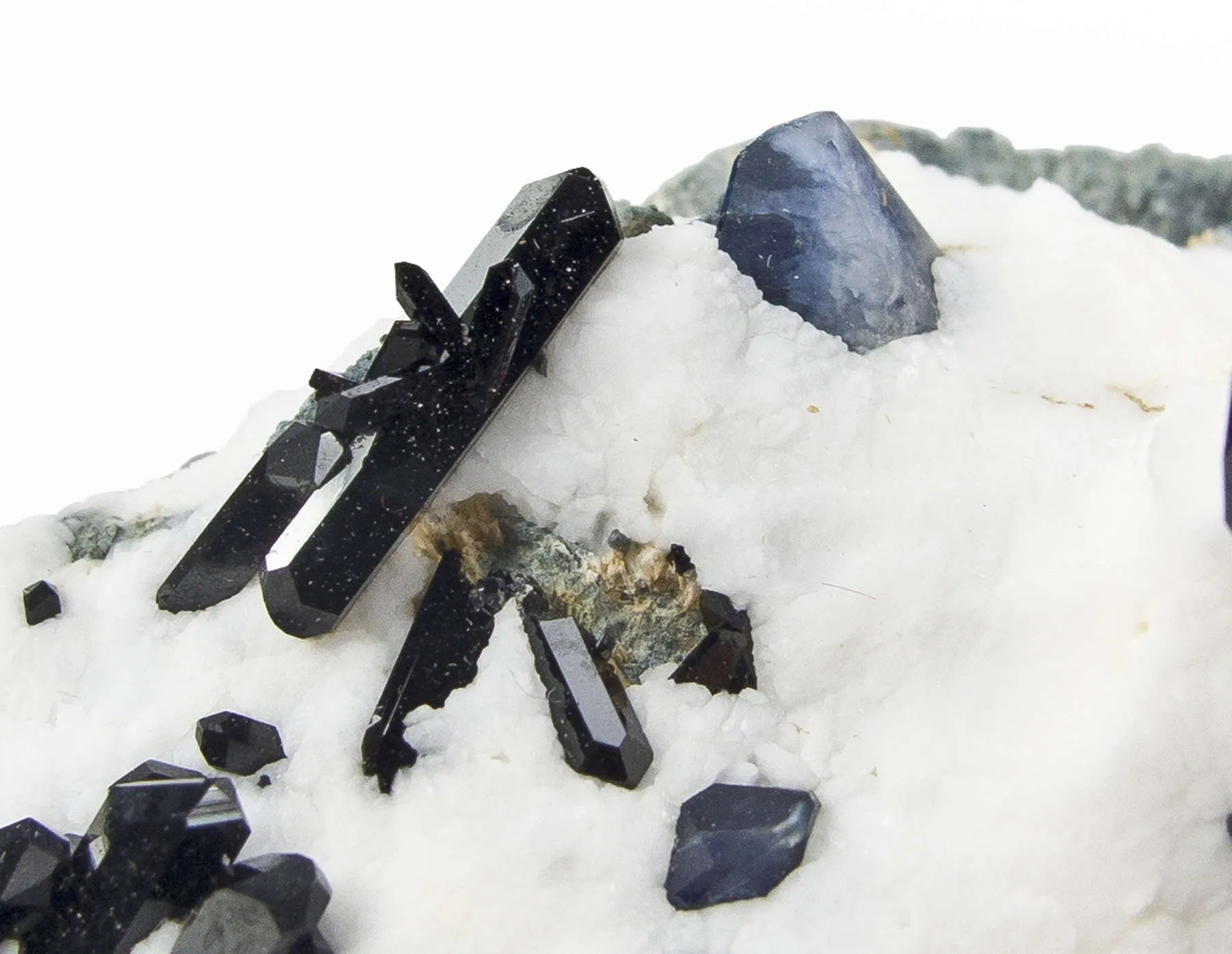Neptunite on Natrolite - image 4
