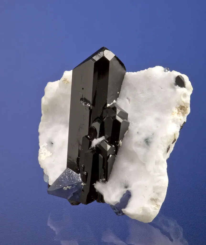 Neptunite on Natrolite - image 2