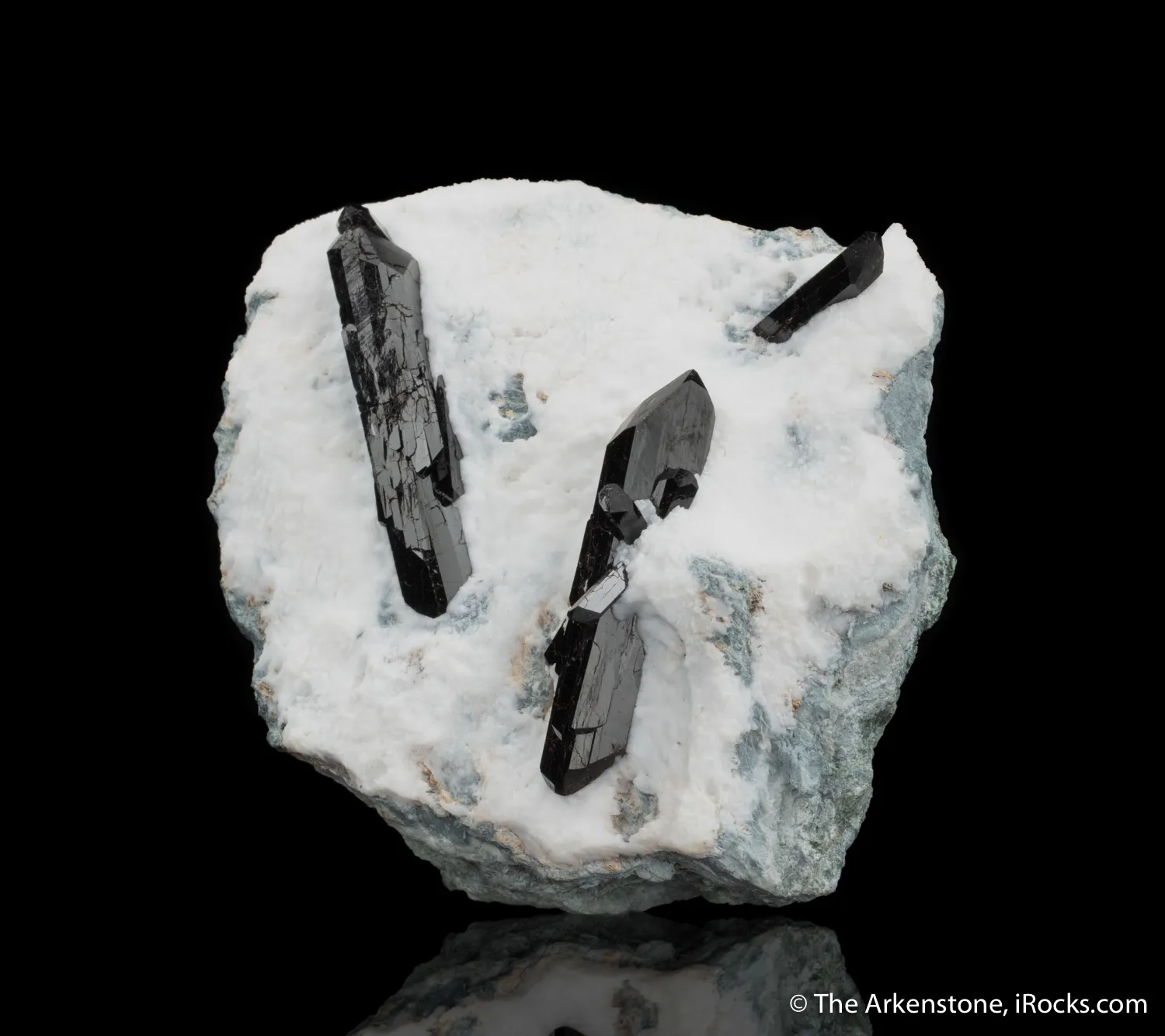 Neptunite on Natrolite - image 4