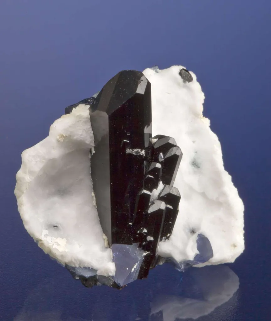 Neptunite on Natrolite - image 3