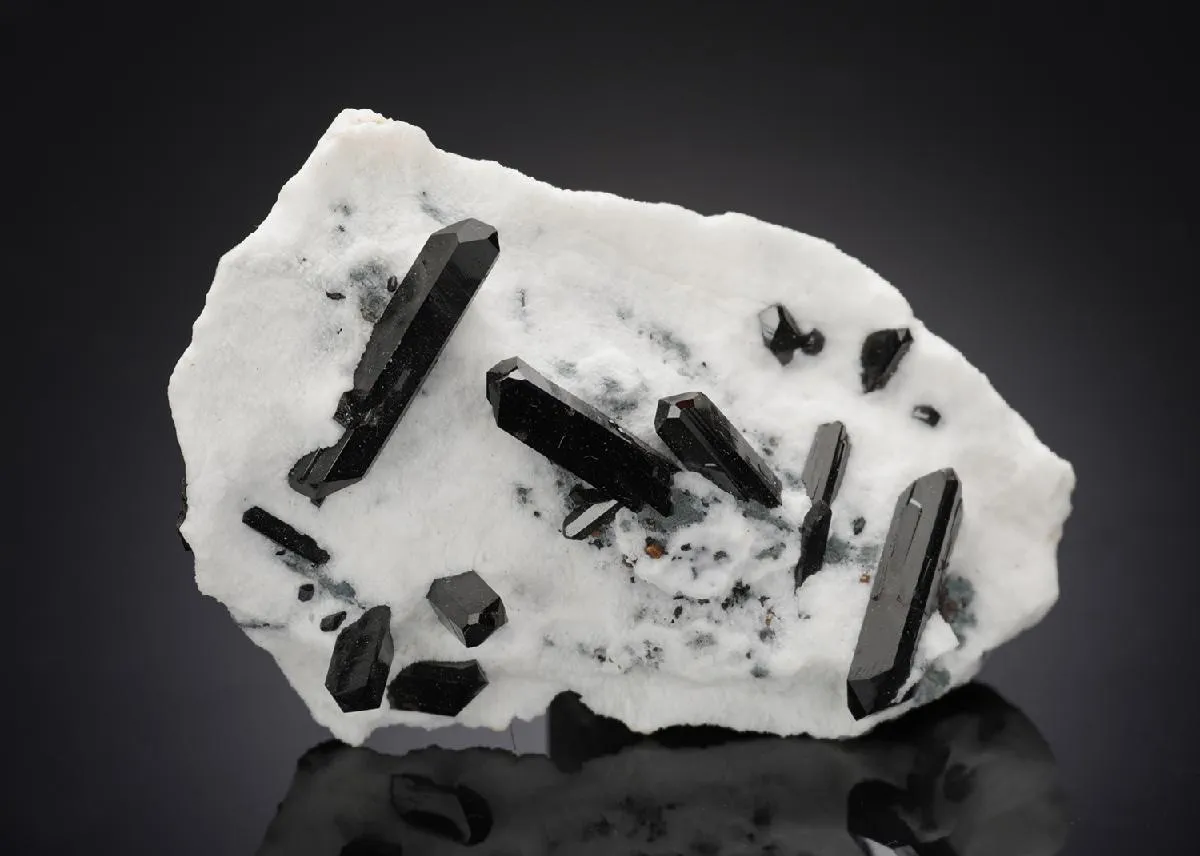 Neptunite with Joaquinite-(Ce) - image 1