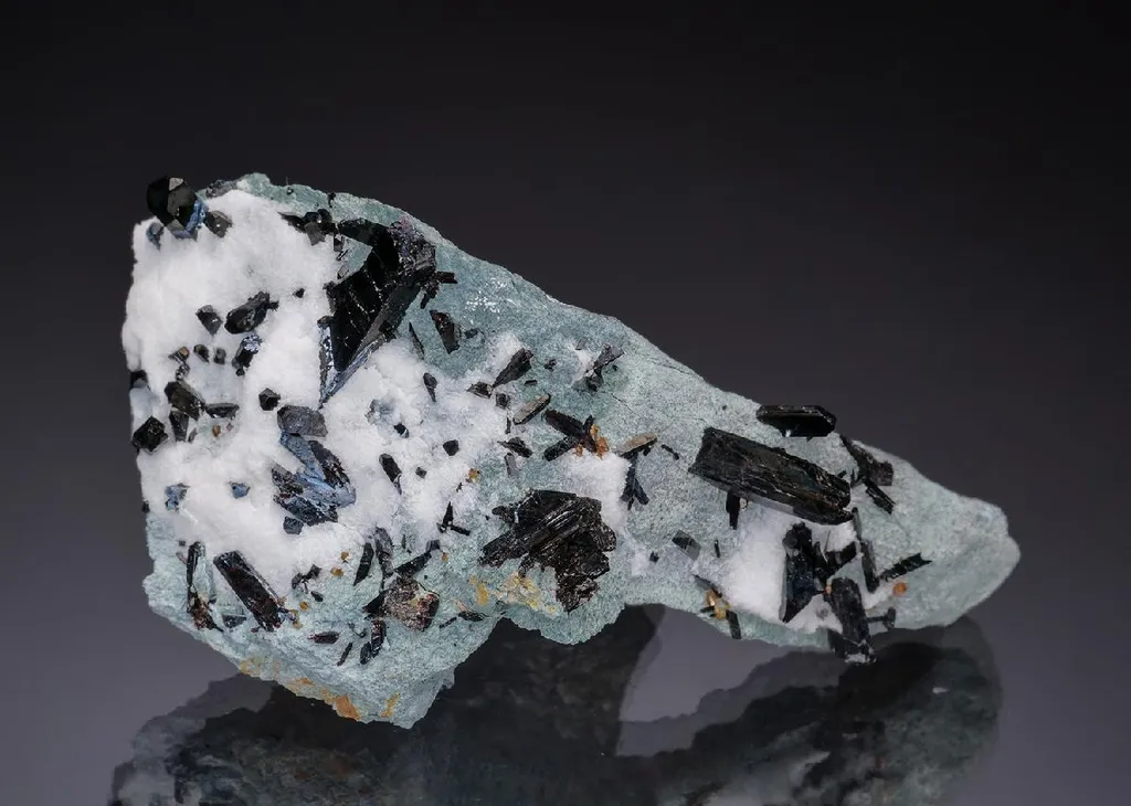 NEPTUNITE with JOAQUINITE-(Ce)
