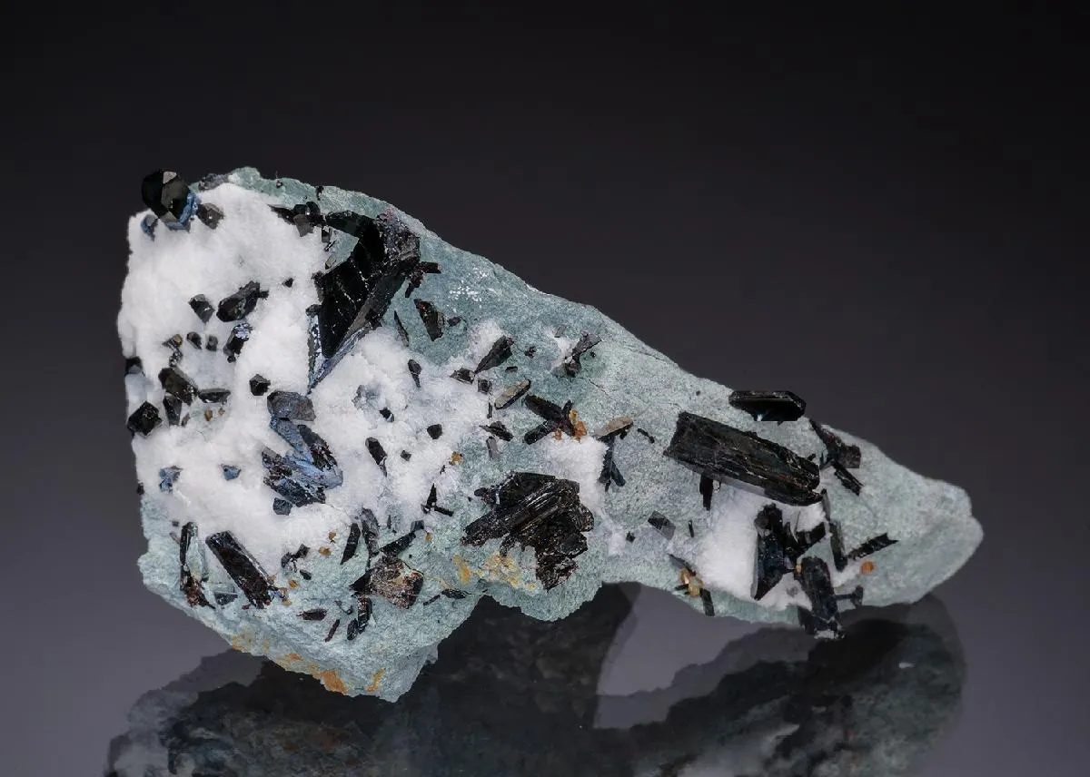 NEPTUNITE with JOAQUINITE-(Ce) - image 1