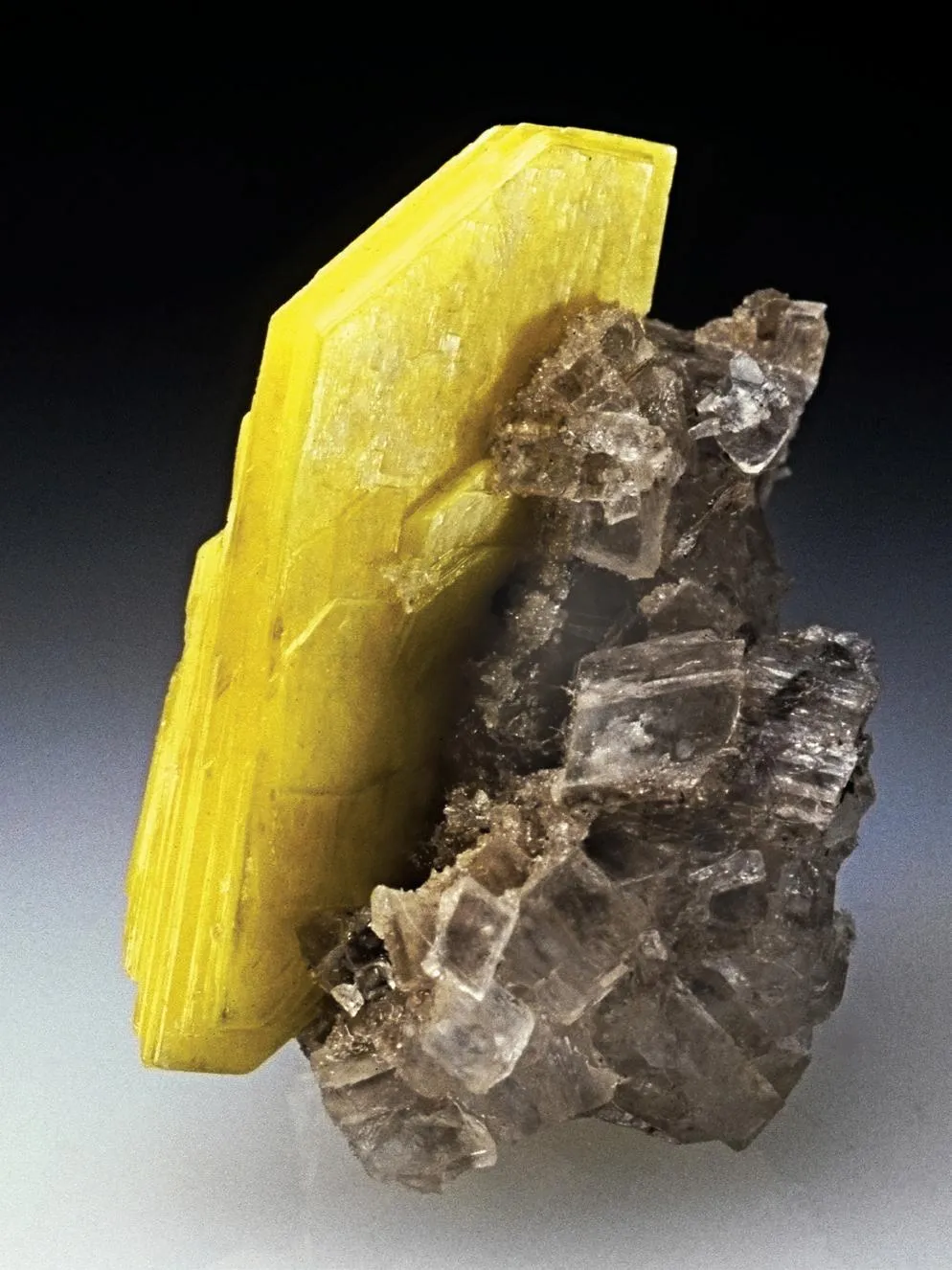 Nováčekite with Magnesite - image 1