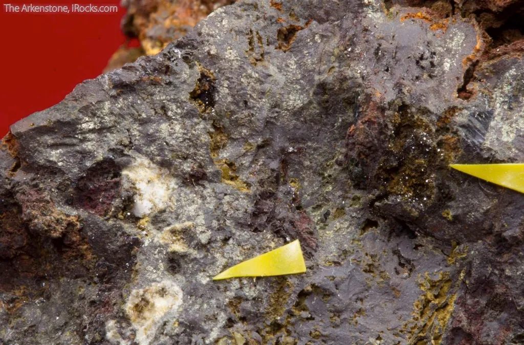 Ojuelaite with Beudantite, Cerussite, and Goethite image