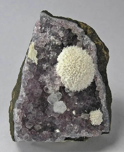 Okenite, Quartz (Var: Amethyst), Calcite image