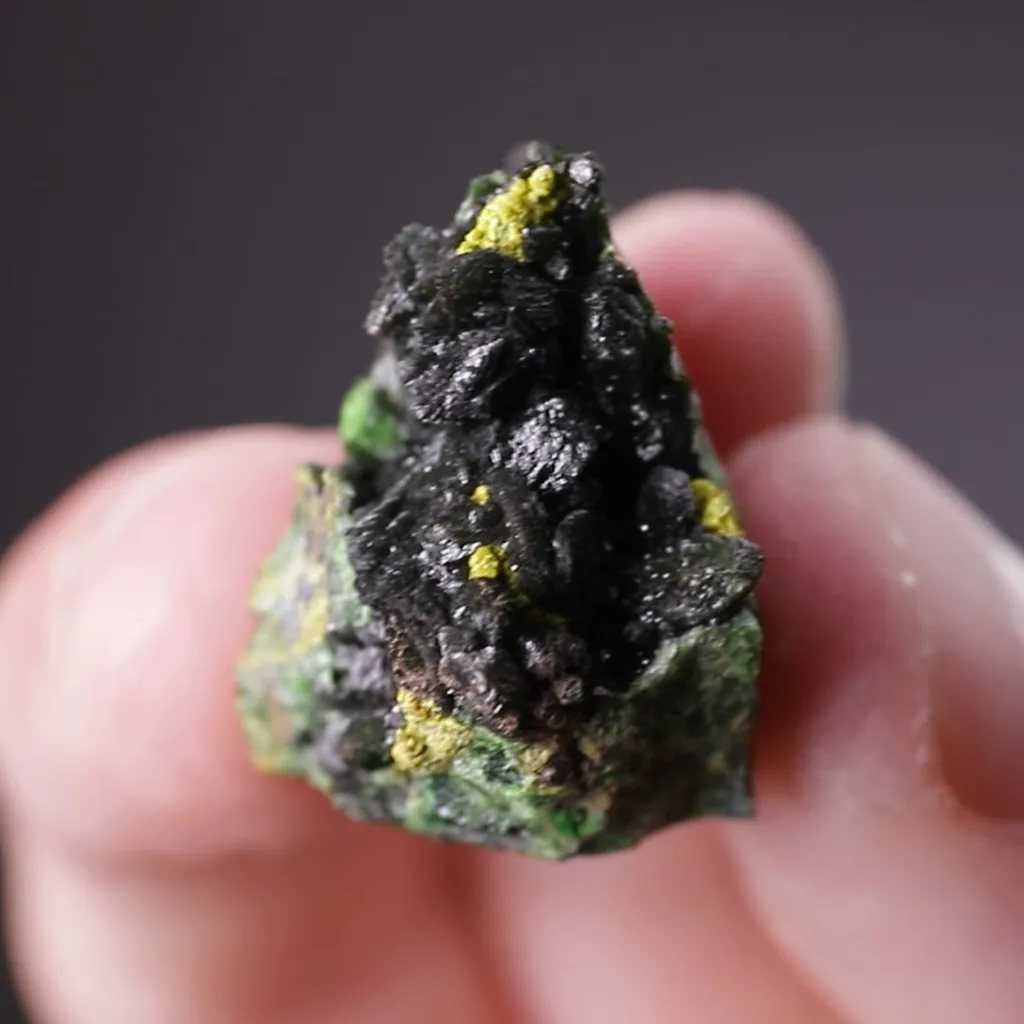Olivenite on Gartrellite - image 2