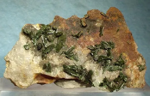 Olivenite, Quartz image