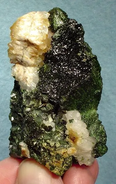 Olivenite, Quartz image