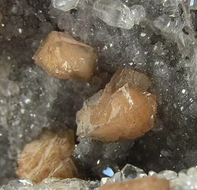 Olmiite, Calcite - image 3