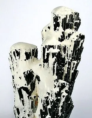 Opal (Var: Opal-An), Schorl - image 2