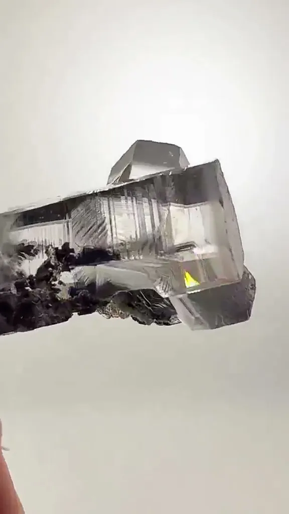OPTICAL CLARITY MEETS Manganese CHAOS - image 3