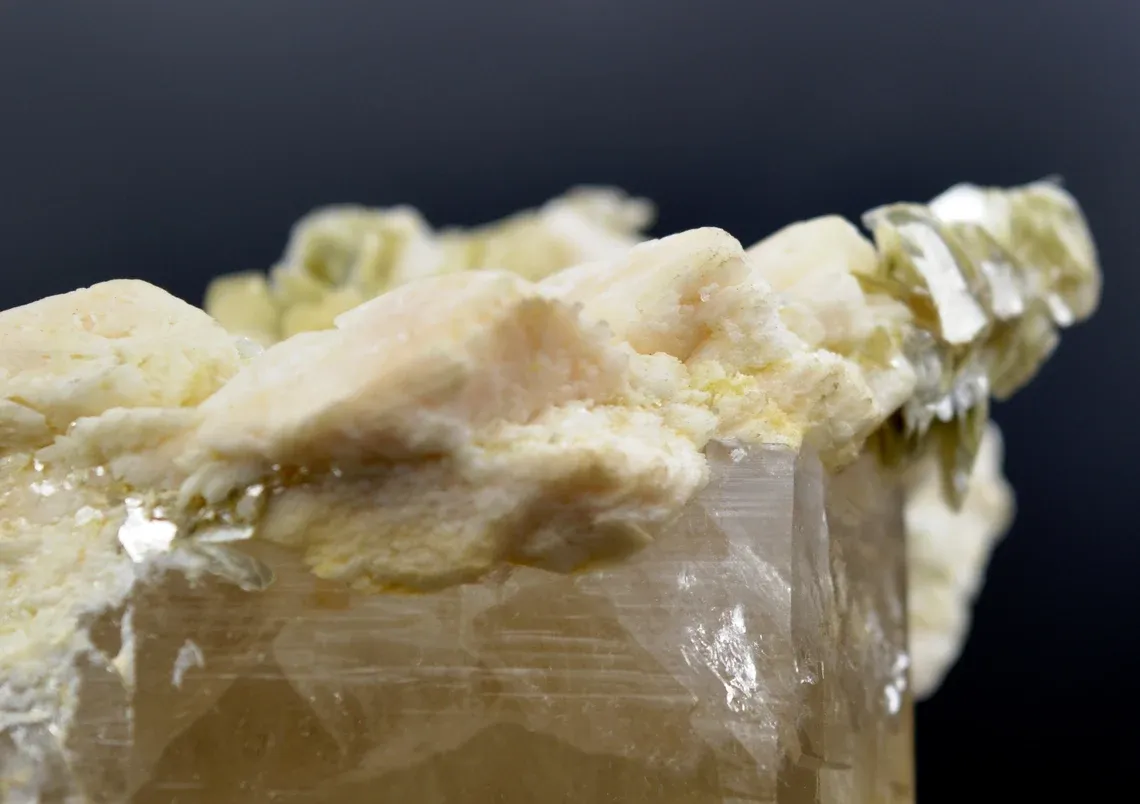 Orthoclase muscovite quartz - 765 grams - Minas Gerais, Brazil - image 4