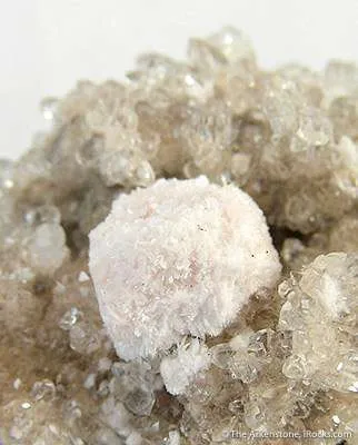 Oyelite on Calcite image