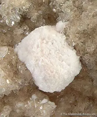 Oyelite on Calcite - image 1