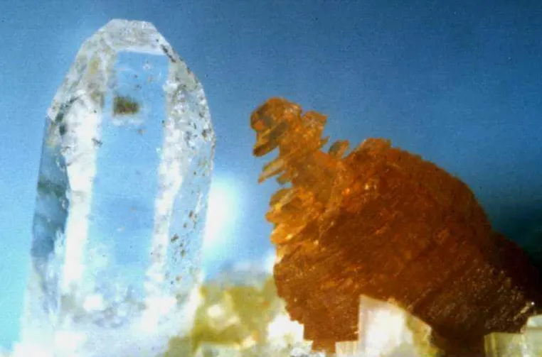 Parisite (Ce) ou Synchysite / Hydroxylbastnäsite ( syntaxie) + Quartz, Trimouns, Luzenac, Ariège, France image