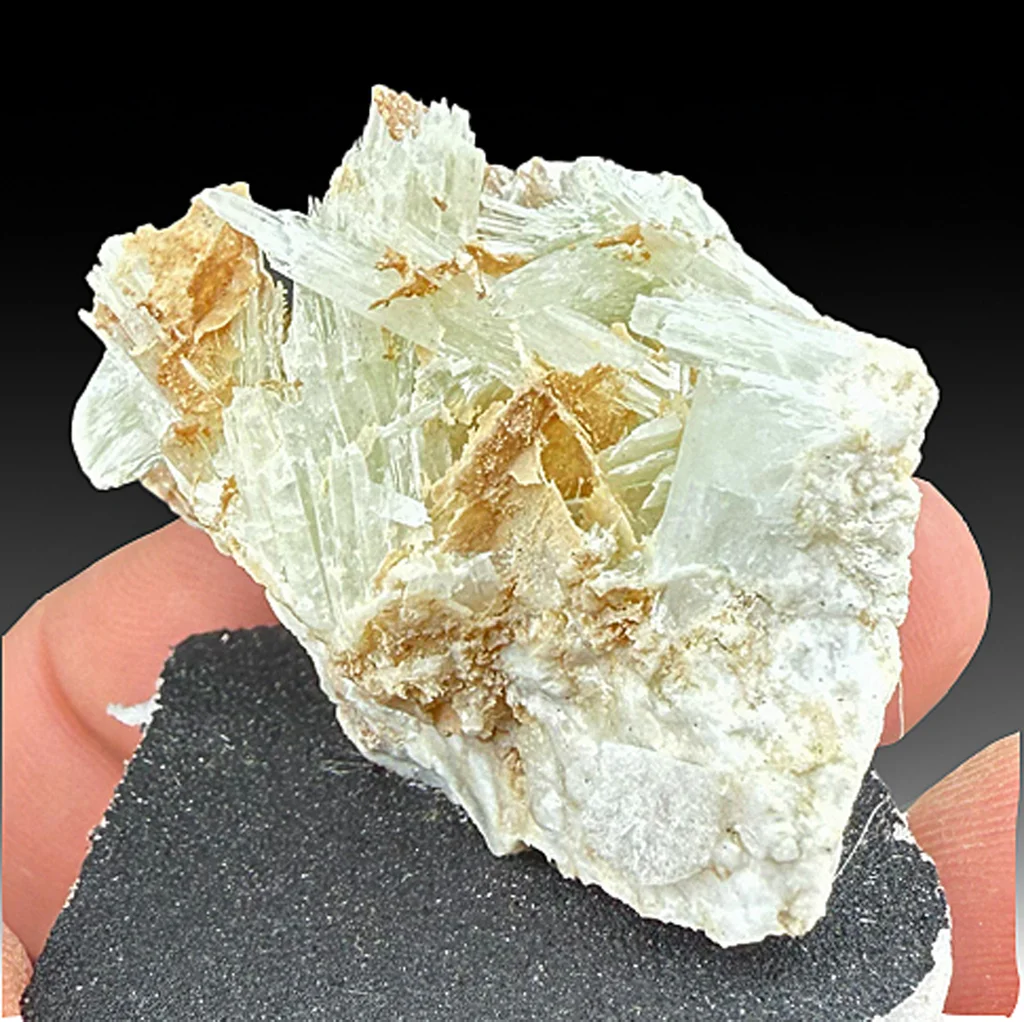 Pectolite from Poudrette Quarry - image 1