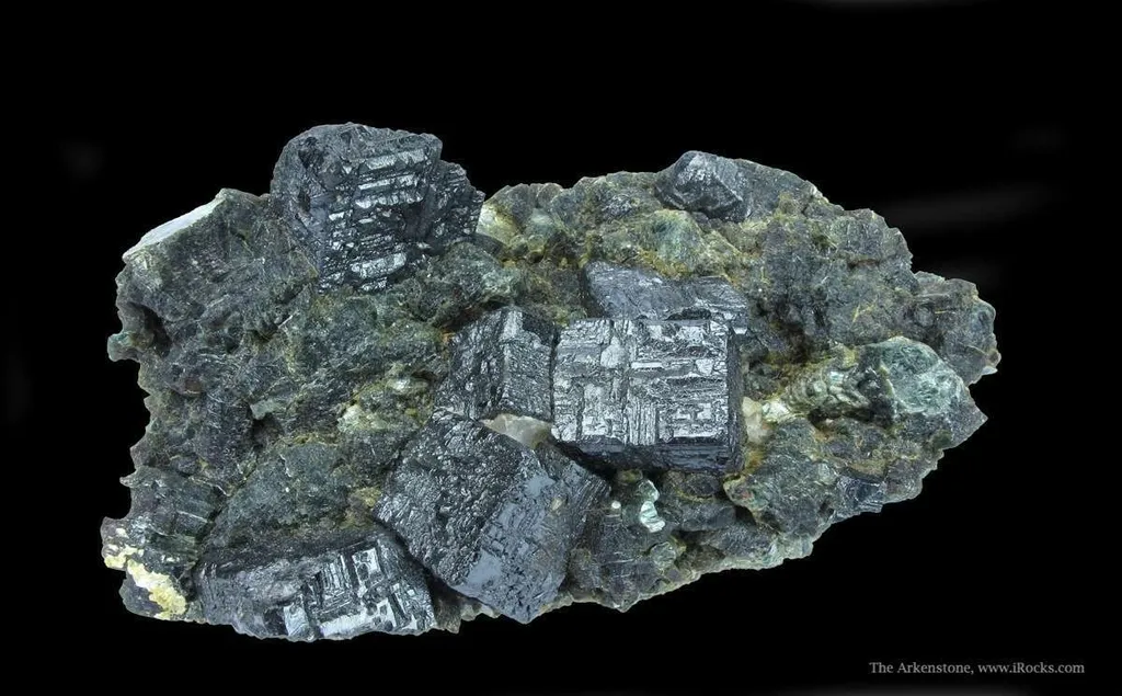 Perovskite (Type Locality) on Clinochlore image